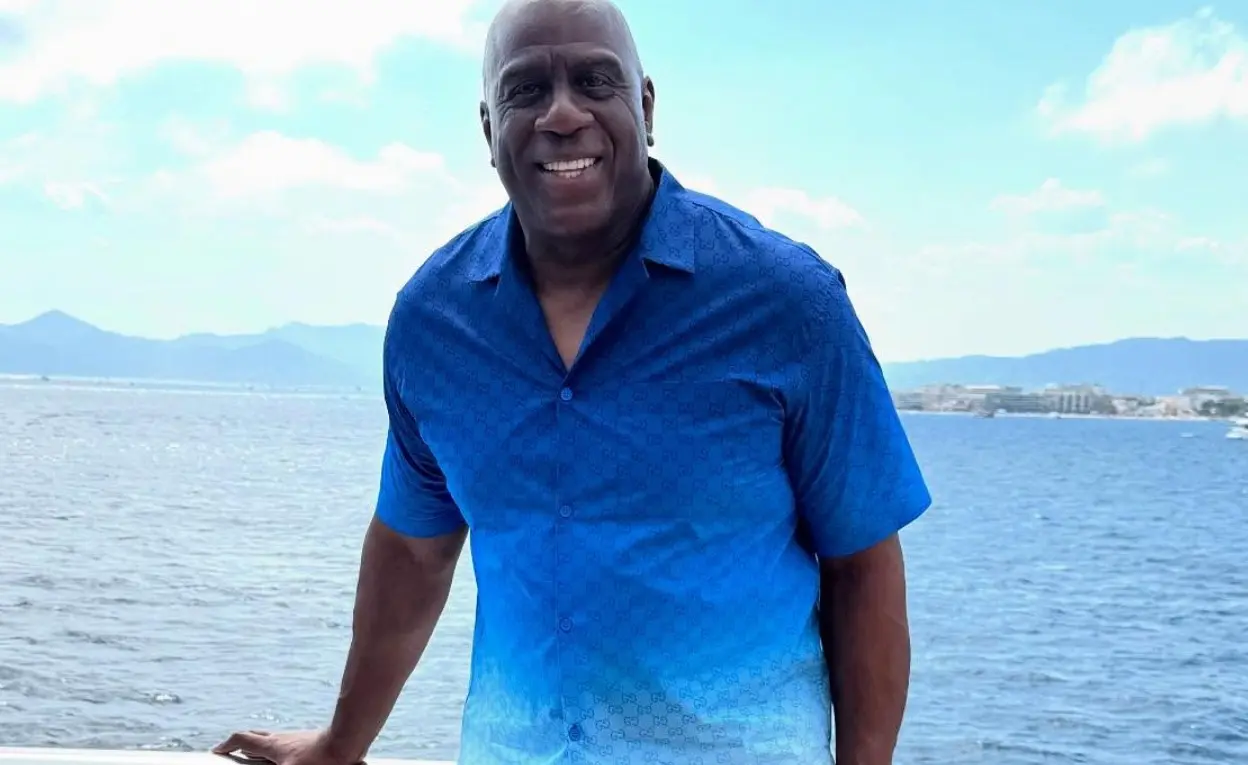 El exjugador estadounidense de baloncesto y leyenda de la NBA anunció en 1991 que era VIH positivo, noticia que conmocionó al mundo del deporte. Gracias a un tratamiento temprano y constante, se mantiene con carga viral indetectable desde hace décadas. Desde entonces, se ha convertido en uno de los activistas más influyentes en la lucha contra el VIH, especialmente a través de su fundación.