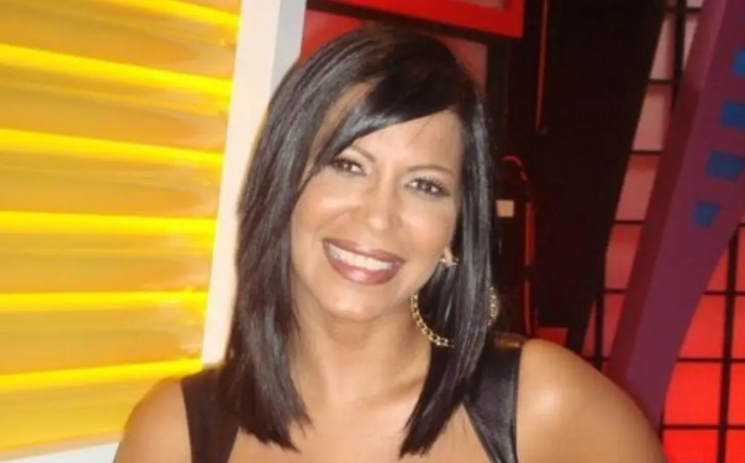 La presentadora y modelo puertorriqueña Noris Díaz Pérez, conocida como La Taína, anunció públicamente en 2011 que era VIH positivo indetectable tras años de rumores. Desde entonces ha luchado por romper los estigmas y ha defendido su derecho a tener una familia.