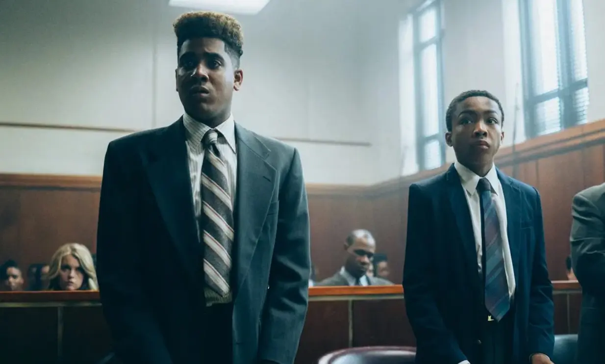 Basada en el caso real de los "Cinco de Central Park", sigue a cinco adolescentes afroamericanos que fueron acusados injustamente de abuso y presionados para aceptar la culpa. Dirigida por Ava DuVernay, es una de las series m&aacute;s aclamadas por su denuncia social y emocional.