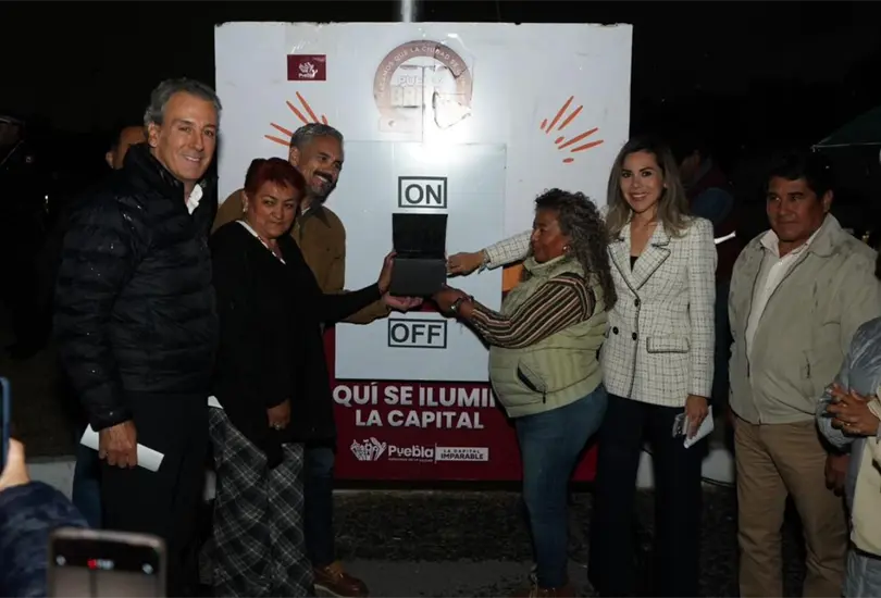 Así se dio el encendido de las luminarias.