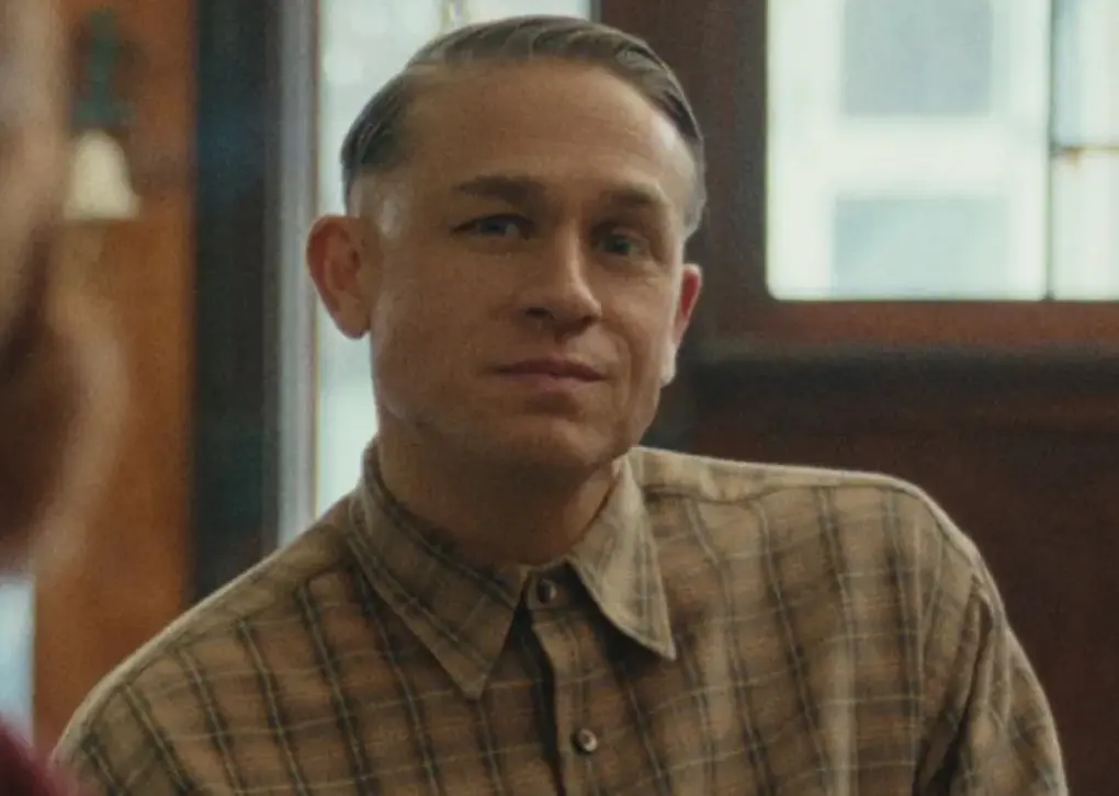 Cuenta la historia de Ed Gein, asesino y profanador de tumbas cuyos cr&iacute;menes inspiraron personajes ic&oacute;nicos del cine de terror. La serie explora su perturbadora relaci&oacute;n con su madre y su deterioro mental.