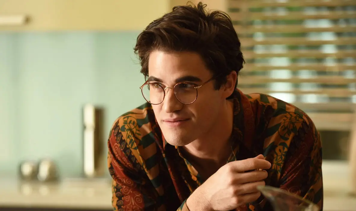 Relata el asesinato del famoso dise&ntilde;ador Gianni Versace a manos de Andrew Cunanan en 1997. Darren Criss gan&oacute; un Emmy por su interpretaci&oacute;n del asesino en la serie.