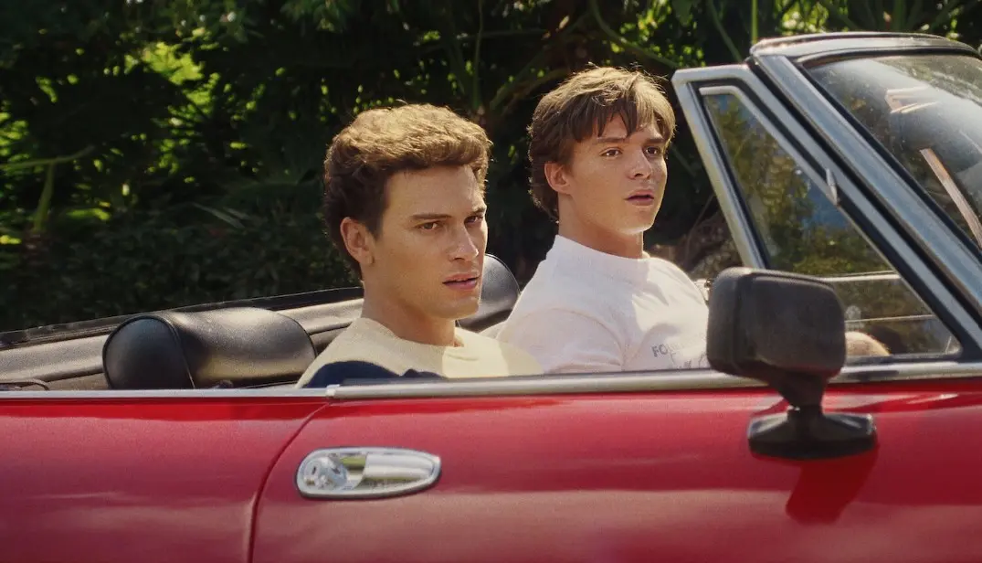 Relata el impactante asesinato de los padres Menendez en Beverly Hills en 1989. La serie profundiza en el juicio medi&aacute;tico contra los hermanos Menendez, quienes contin&uacute;an en prisi&oacute;n, y los motivos que los llevaron a cometer el delito. Protagonizada por Javier Bardem y Chlo&euml; Sevigny.