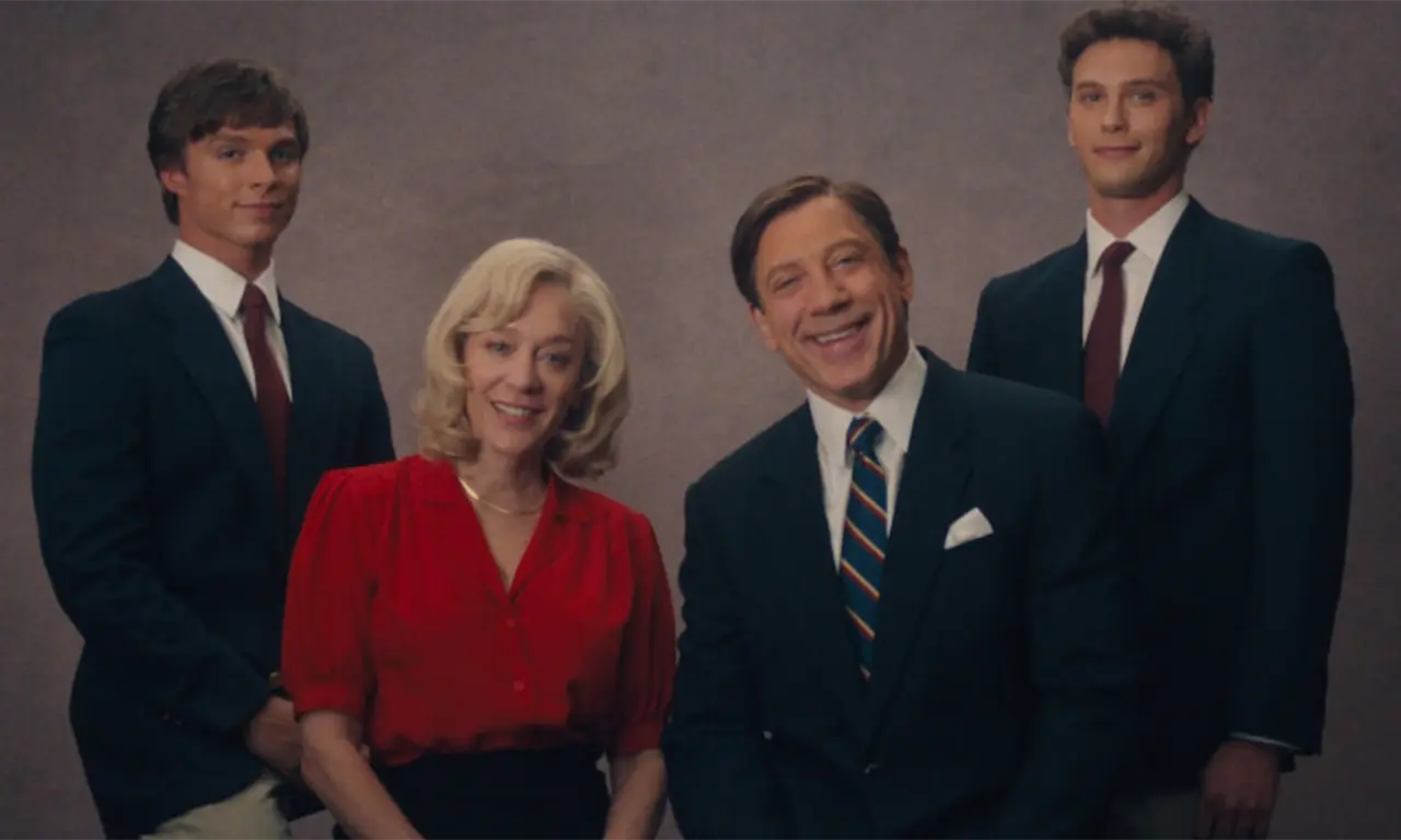  El true crime se ha convertido en uno de los géneros favoritos de la televisión y en los últimos años se han lanzado varias series, basadas en hechos reales, que reconstruyen casos que conmocionaron al mundo, además profundizan en la psicología criminal y los errores del sistema legal. A continuación, te presentamos una selección de las 10 mejores series de crímenes inspiradas en hechos reales. 