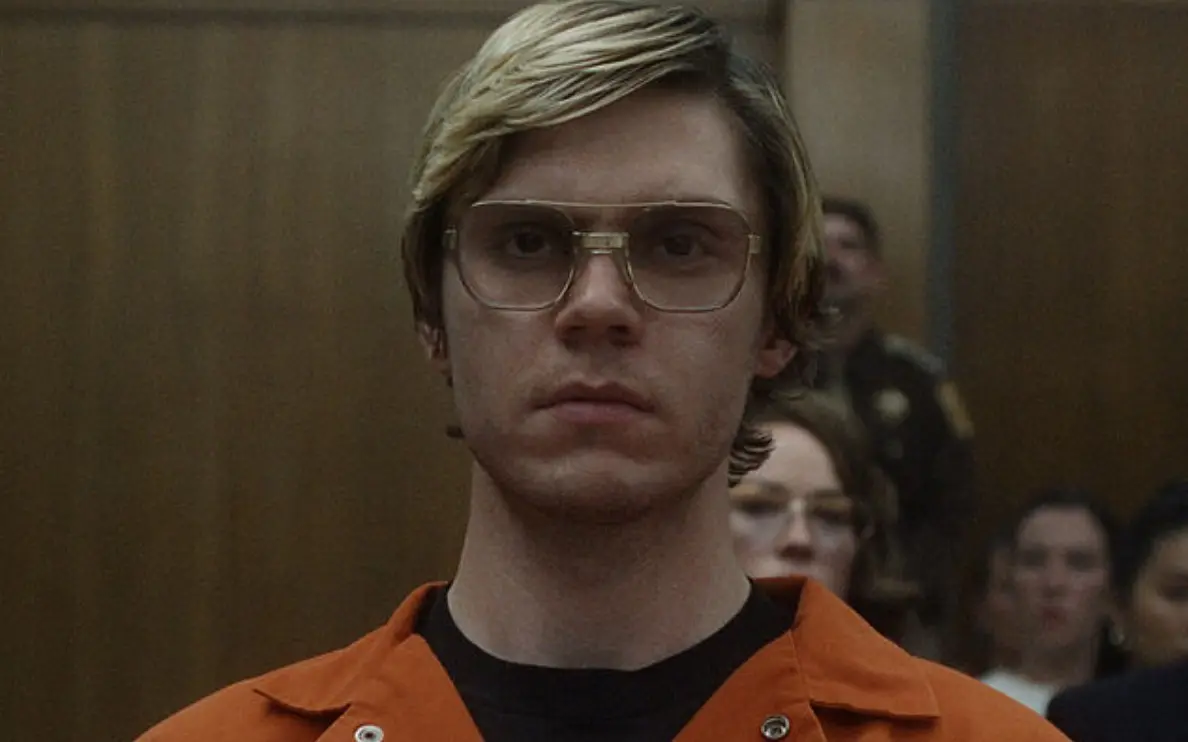 Basada en la vida del asesino en serie Jeffrey Dahmer, que asesin&oacute; a decenas de hombres durante a&ntilde;os. La serie est&aacute; protagonizada por Evan Peters y mezcla hechos reales con dramatizaci&oacute;n para explorar el caso y los fallos del sistema.