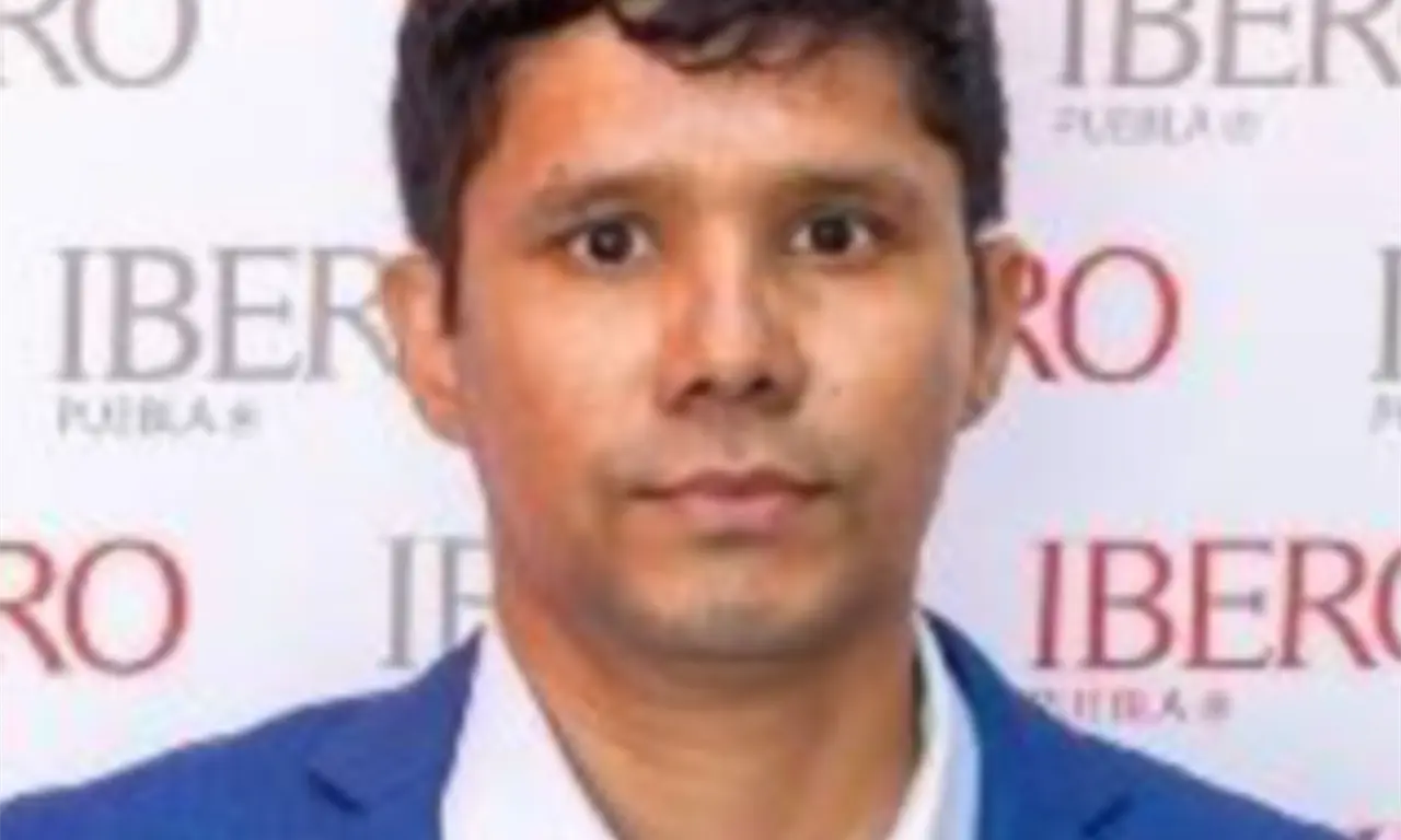  Leonardo Escobar Barrios es profesor en la Ibero y cuenta con una sólida formación académica. 