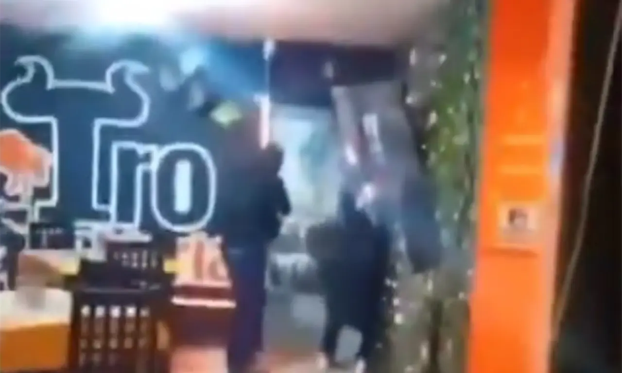  Desde el automóvil, uno de los agresores confirma la ubicación de su objetivo y advierte que están por ingresar.
 