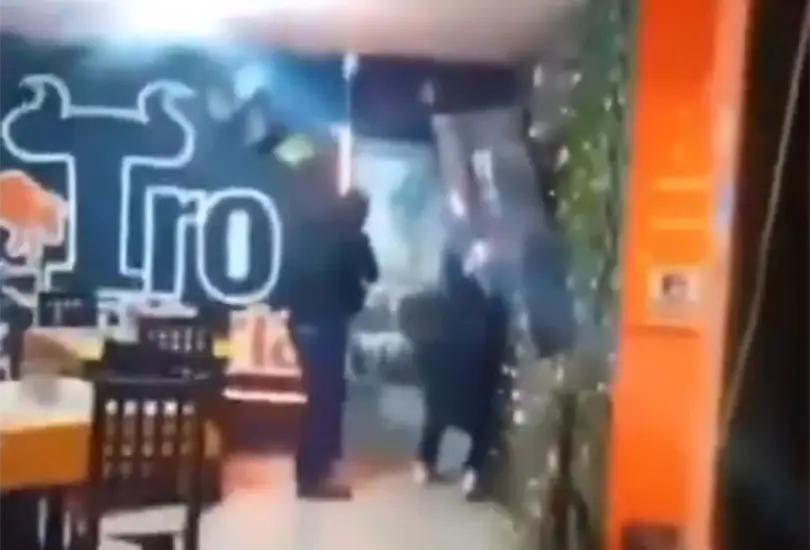 Desde el autom&oacute;vil, uno de los agresores confirma la ubicaci&oacute;n de su objetivo y advierte que est&aacute;n por ingresar.