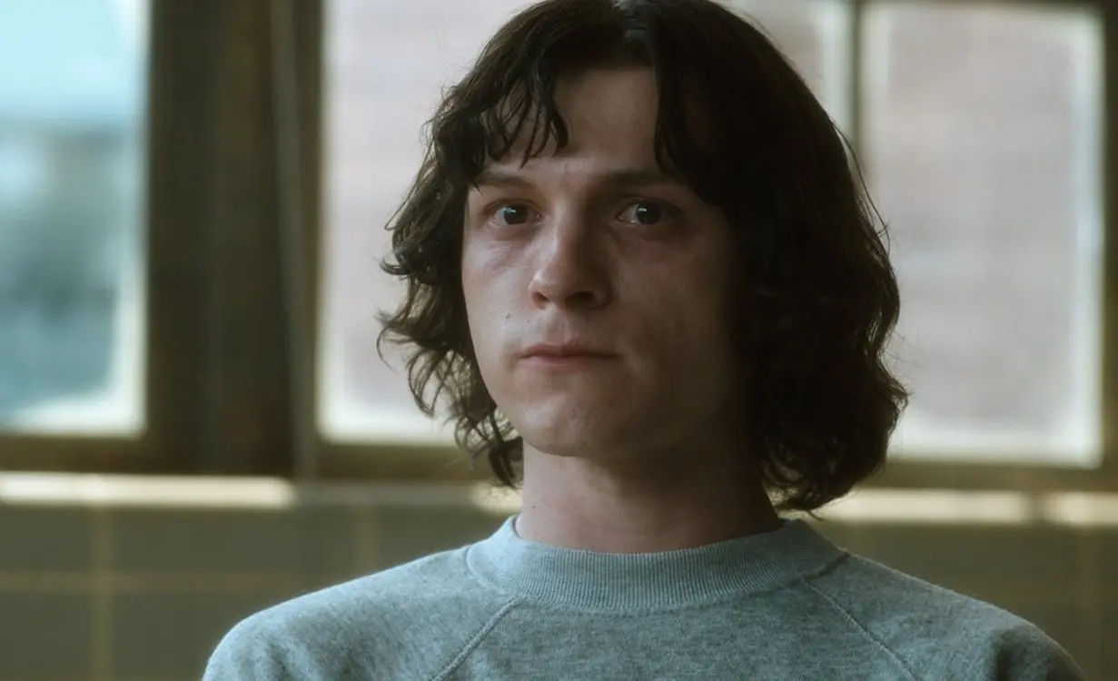 Inspirada en el caso real de Billy Milligan, el primer hombre absuelto por padecer trastorno de identidad disociativo. Protagonizada por Tom Holland, la serie combina crimen y thriller psicol&oacute;gico para mostrar c&oacute;mo un arresto destapa una mente fragmentada.