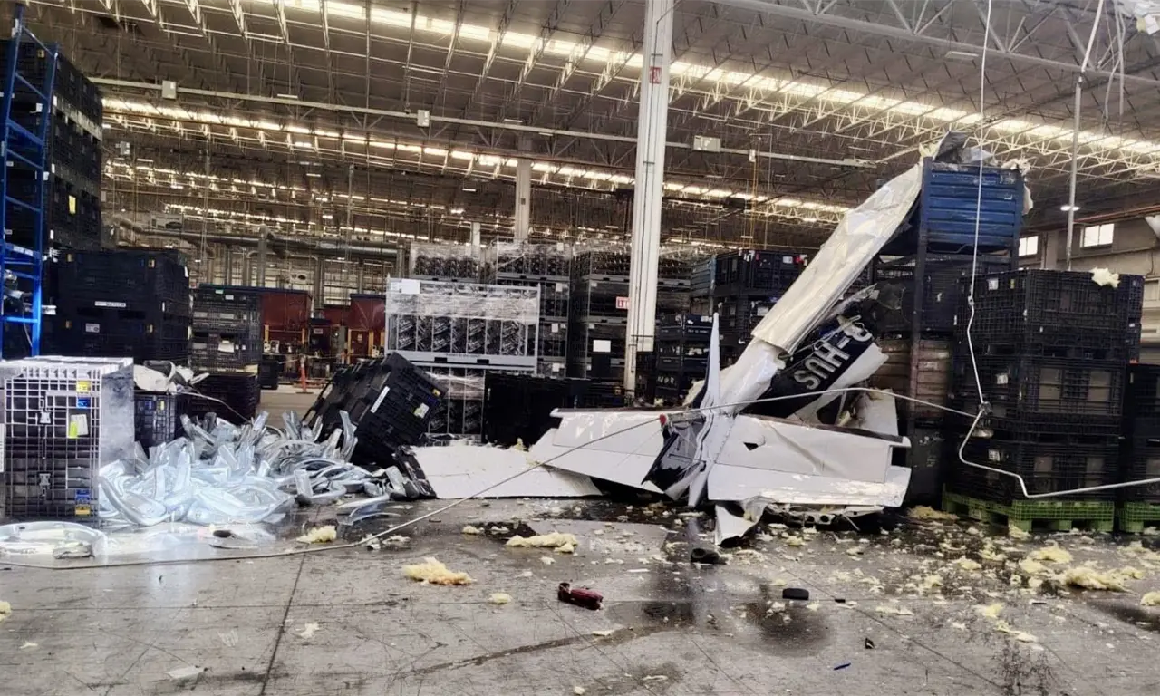  Así quedó la avioneta que cayó dentro de una fábrica de Mactor Matsu en Ramos Arizpe | VIDEO 