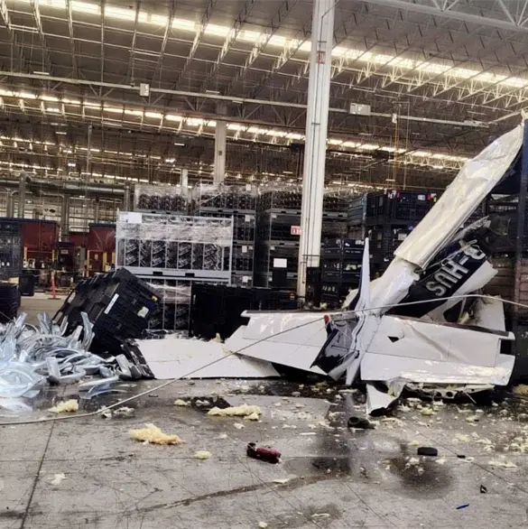 As&iacute; qued&oacute; la avioneta que cay&oacute; dentro de una f&aacute;brica de Mactor Matsu en Ramos Arizpe | VIDEO