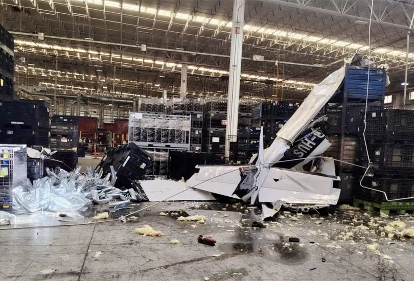 As&iacute; qued&oacute; la avioneta que cay&oacute; dentro de una f&aacute;brica de Mactor Matsu en Ramos Arizpe | VIDEO