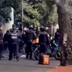 Polic&iacute;as y repartidores en Tlalpan fueron captados en plena pelea campal | VIDEO
