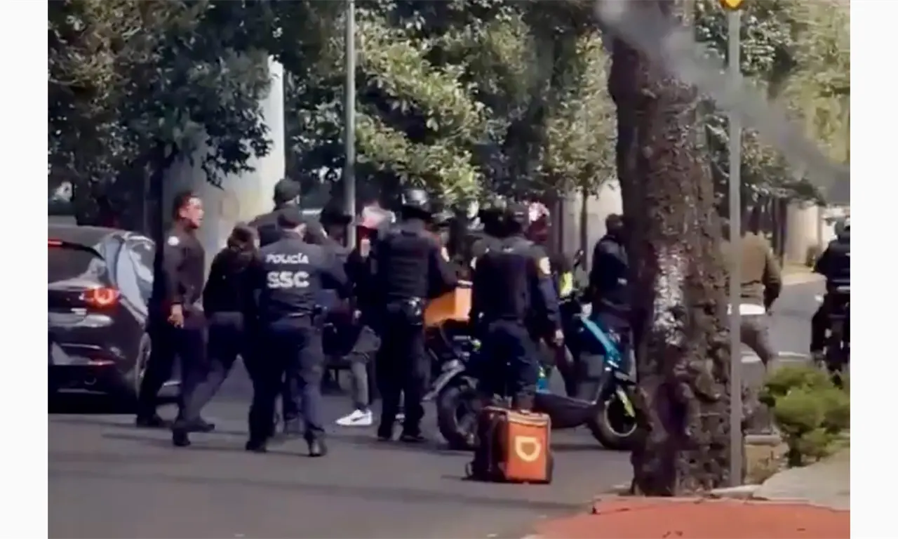 Policías y repartidores en Tlalpan fueron captados en plena pelea campal | VIDEO 