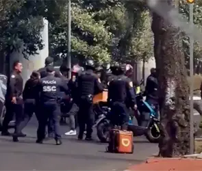 Polic&iacute;as y repartidores en Tlalpan fueron captados en plena pelea campal | VIDEO