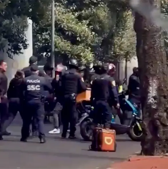 Polic&iacute;as y repartidores en Tlalpan fueron captados en plena pelea campal | VIDEO