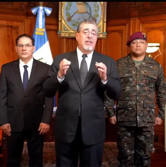 Bernardo Ar&eacute;valo ordena estado de sitio en Guatemala por motines y ataques armados