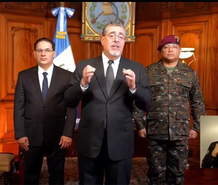Bernardo Ar&eacute;valo ordena estado de sitio en Guatemala por motines y ataques armados