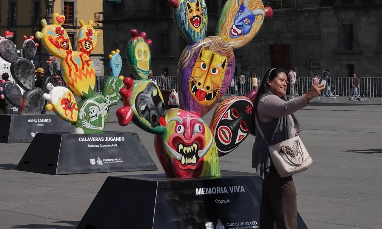 Esta exposición gratuita convierte el espacio público en un recorrido artístico dedicado a uno de los símbolos más representativos del país. 