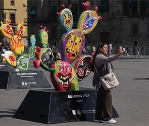 Nopalera en el coraz&oacute;n: Cientos de cactus invaden el Z&oacute;calo de la CDMX