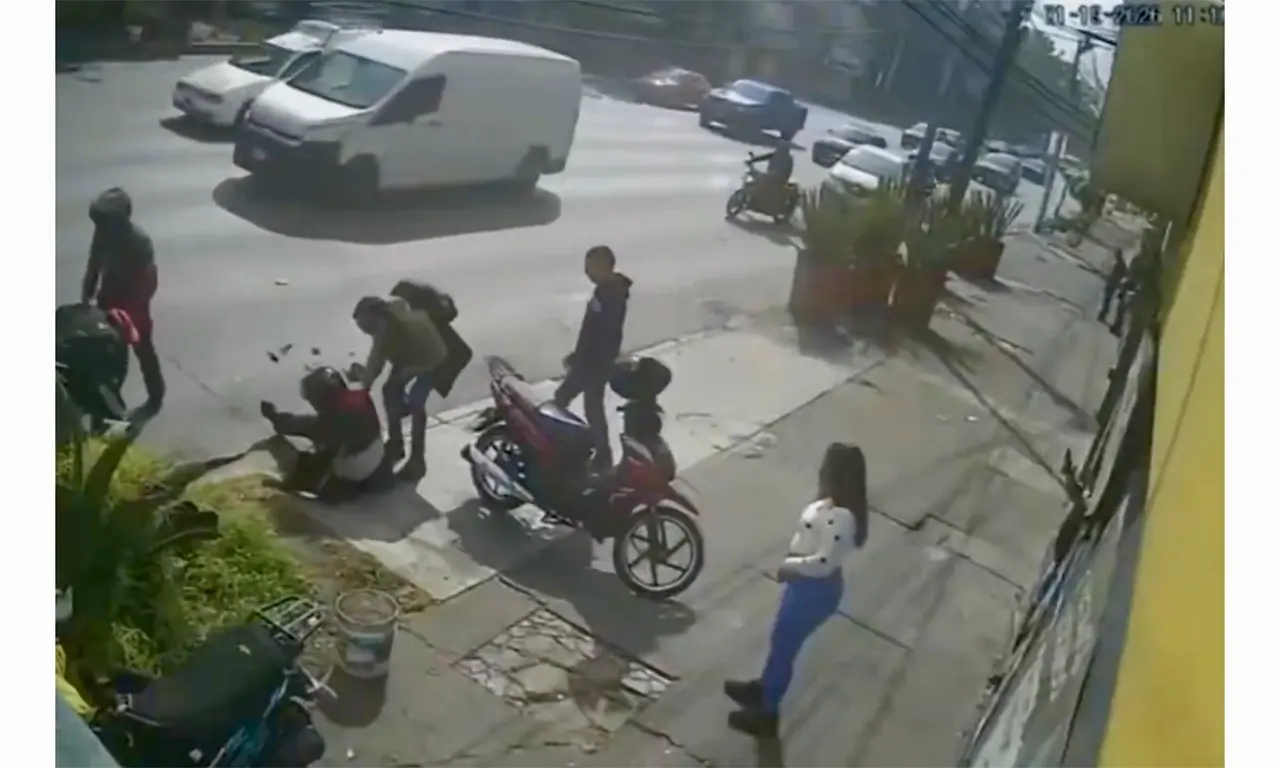  VIDEO | Impactante choque en Avenida Revolución: automovilista arrolla a motociclistas al cambiar de carril 