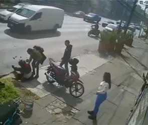 VIDEO | Impactante choque en Avenida Revoluci&oacute;n: automovilista arrolla a motociclistas al cambiar de carril