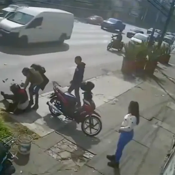 VIDEO | Impactante choque en Avenida Revoluci&oacute;n: automovilista arrolla a motociclistas al cambiar de carril