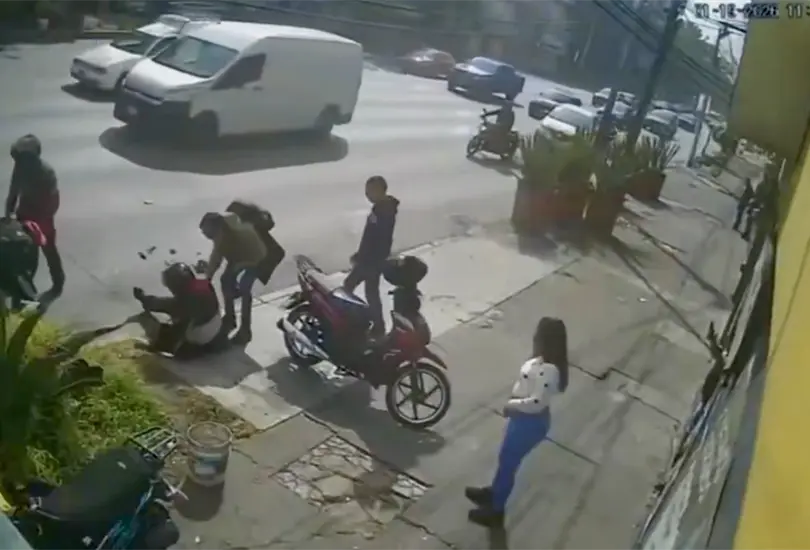 VIDEO | Impactante choque en Avenida Revoluci&oacute;n: automovilista arrolla a motociclistas al cambiar de carril