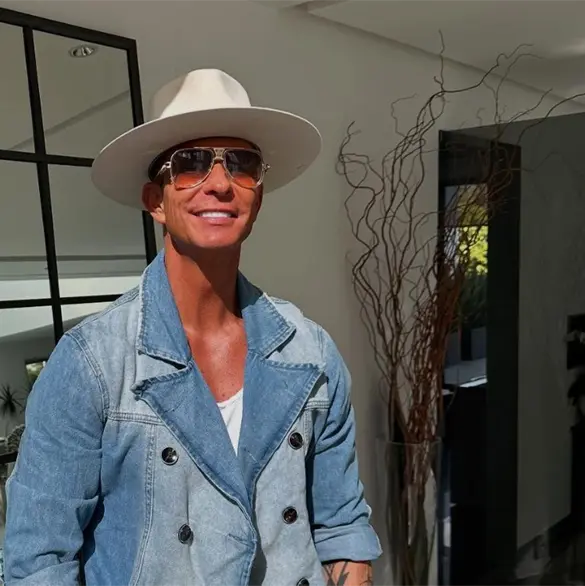 Captan a Erik Rub&iacute;n con nueva pareja tras el anuncio de Andrea Legarreta