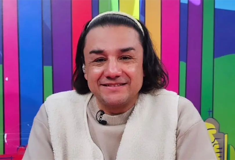 Esteban Mac&iacute;as es un periodista, cr&iacute;tico de cine y conductor mexicano con casi tres d&eacute;cadas de experiencia en televisi&oacute;n.