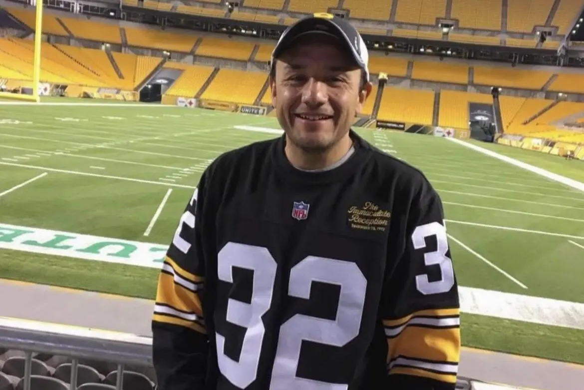 Es licenciado en Ciencias de la Comunicaci&oacute;n y ha impartido talleres de periodismo y cr&iacute;tica de cine.