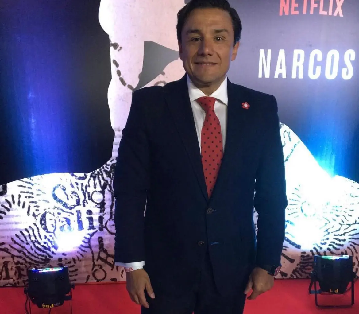 Tuvo su primera oportunidad como presentador junto a Atala Sarmiento.