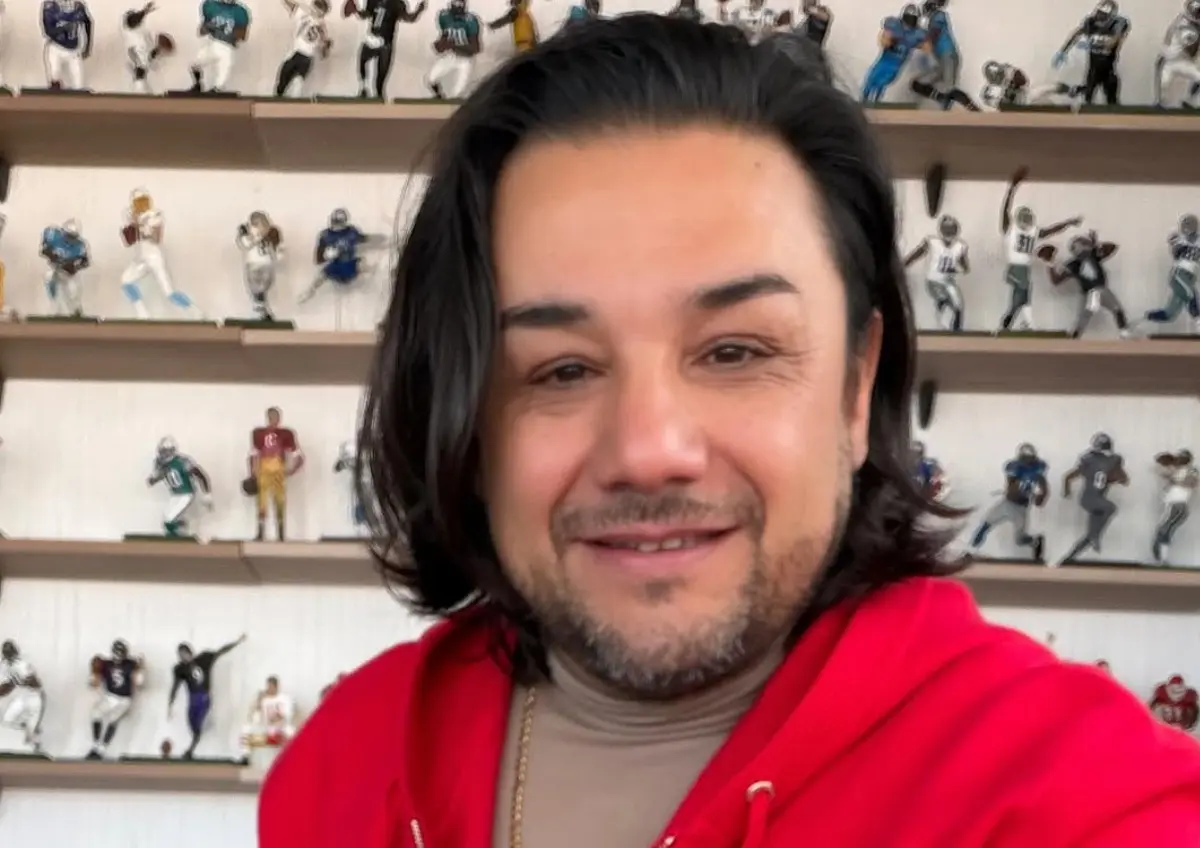 A sus 53 a&ntilde;os, el presentador ha optado por llevar el cabello largo y utilizar accesorios como diademas o aretas.