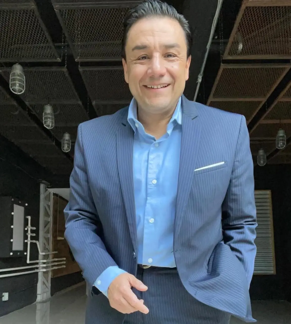 En lo personal, es padre de dos hijos adolescentes y mantiene una relaci&oacute;n con la creadora de contenido Daniela G&oacute;mez.