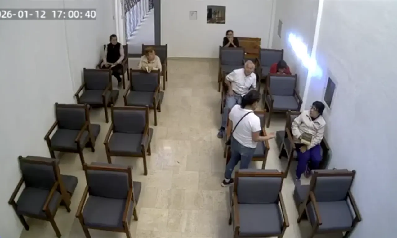  Mujer irrumpe en iglesia de León y amenaza a abuelitos mientras rezaban | VIDEO 