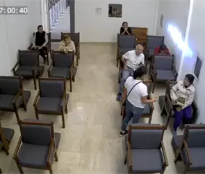 Mujer irrumpe en iglesia de Le&oacute;n y amenaza a abuelitos mientras rezaban | VIDEO