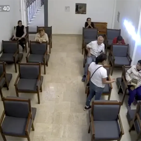 Mujer irrumpe en iglesia de León y amenaza a abuelitos mientras rezaban | VIDEO