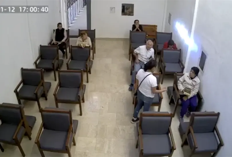 Mujer irrumpe en iglesia de Le&oacute;n y amenaza a abuelitos mientras rezaban | VIDEO