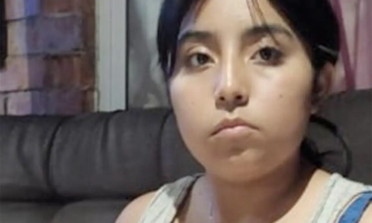  Un video de seguridad muestra cómo un sujeto comenzó a seguirla cuando ella volvía a casa tras ir a la escuela. 