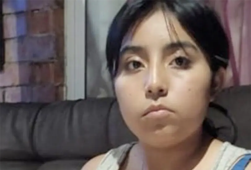 Un video de seguridad muestra c&oacute;mo un sujeto comenz&oacute; a seguirla cuando ella volv&iacute;a a casa tras ir a la escuela.