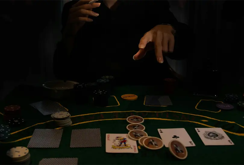 Un novato necesita que le expliquen las reglas y el ranking de manos. Un novato necesita que le expliquen las reglas y el ranking de manos.