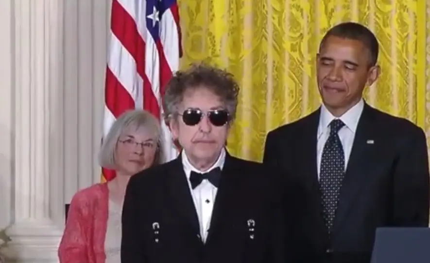 El cantante y compositor estadounidense Bob Dylan recibi&oacute; el Premio Nobel de Literatura en 2016. Fue un hecho hist&oacute;rico porque, por primera vez, el galard&oacute;n se otorg&oacute; a un m&uacute;sico, reconociendo la importancia de las letras de canciones como forma de expresi&oacute;n literaria.