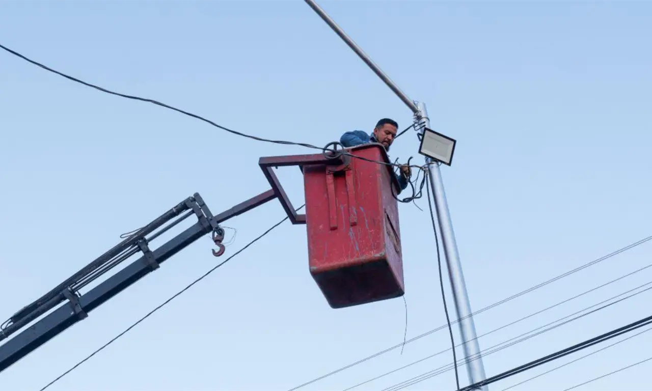  Así fue el cambio de luminarias en Villa Encantada. 