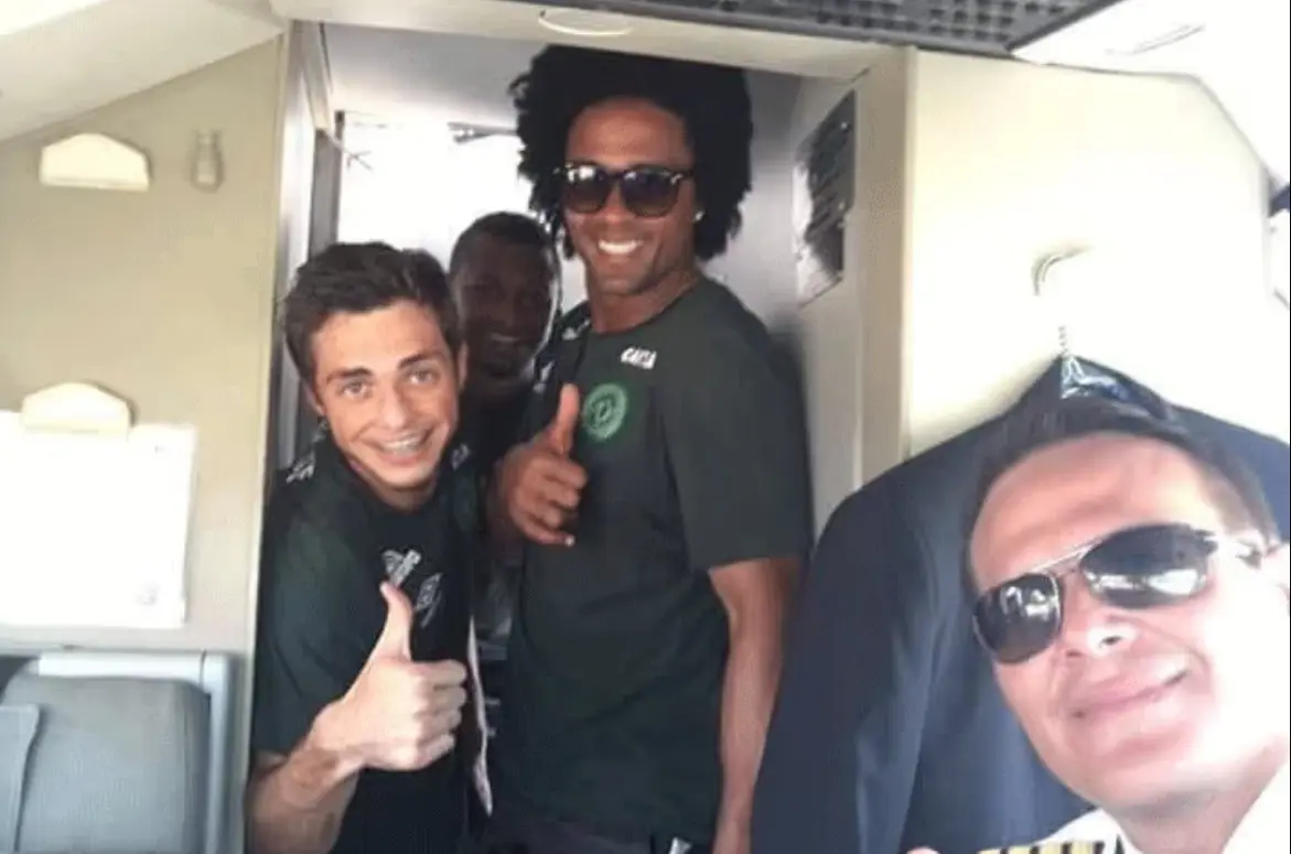 En noviembre de 2016, un avi&oacute;n que transportaba al equipo brasile&ntilde;o Chapecoense se estrell&oacute; en Colombia, causando la muerte de la mayor&iacute;a de jugadores y miembros del club que se dirig&iacute;an a su primera final internacional. La tragedia conmocion&oacute; al mundo del f&uacute;tbol y gener&oacute; muestras de solidaridad.