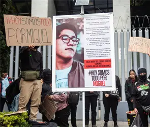 Instalan contador de d&iacute;as de impunidad por caso de Miguel &Aacute;ngel, fot&oacute;grafo que muri&oacute; en el Axe Ceremonia