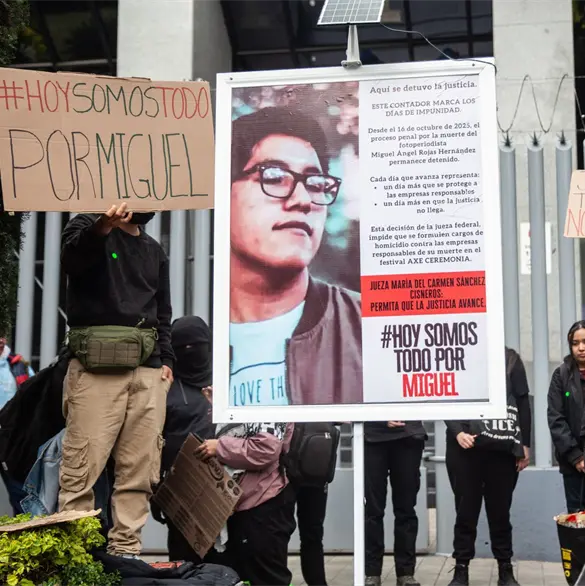 Instalan contador de d&iacute;as de impunidad por caso de Miguel &Aacute;ngel, fot&oacute;grafo que muri&oacute; en el Axe Ceremonia