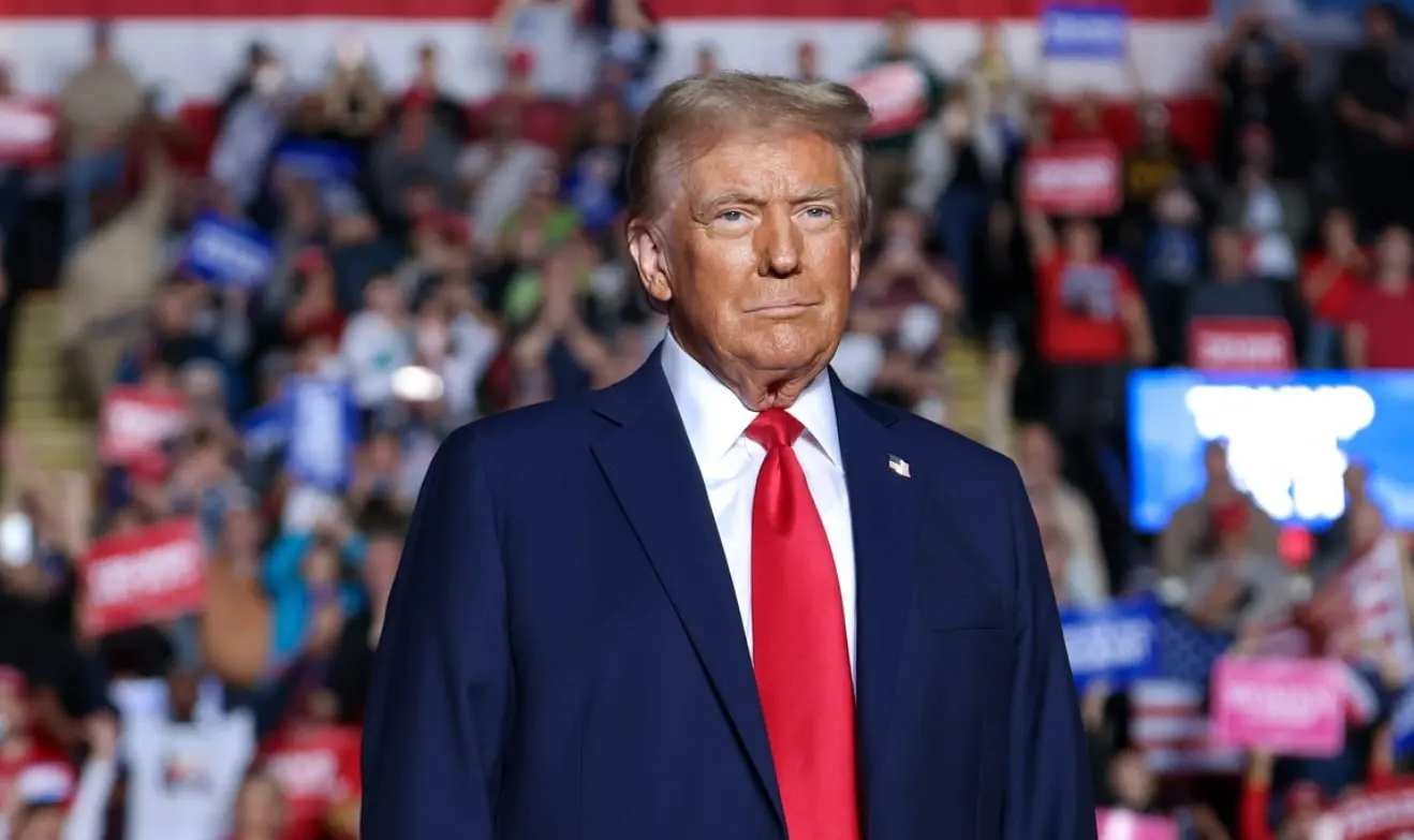 Donald Trump gan&oacute; las elecciones presidenciales de Estados Unidos en noviembre de 2016, derrotando a Hillary Clinton. Su victoria fue sorpresiva porque no proven&iacute;a de la pol&iacute;tica tradicional y gener&oacute; un fuerte impacto mundial por sus posturas sobre inmigraci&oacute;n, comercio y relaciones internacionales.