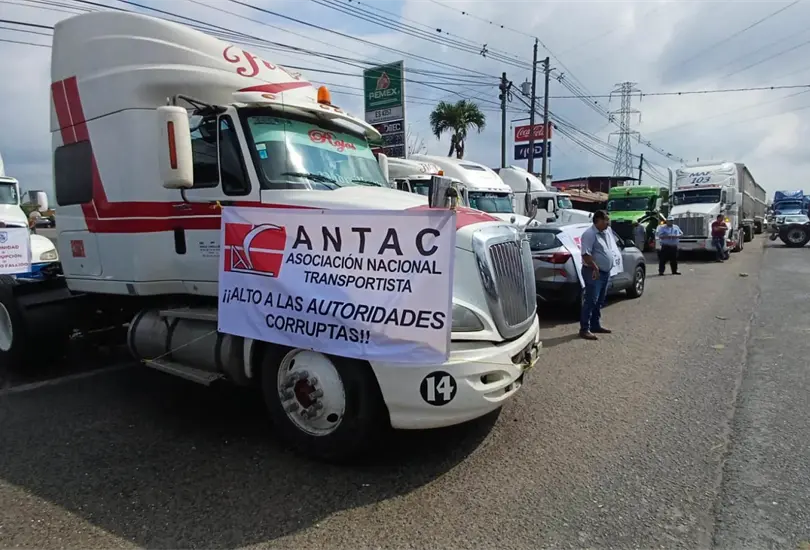 Transportistas denuncian desaparici&oacute;n de convoy de 8 tr&aacute;ileres