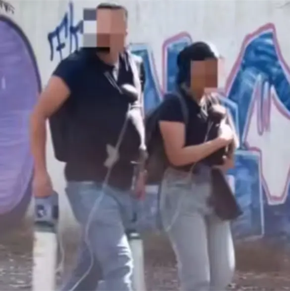 Encuentran a pap&aacute;s de beb&eacute;s con tanques de ox&iacute;geno; empresario prometi&oacute; que les dar&iacute;a un auto