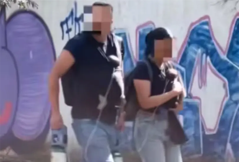 El video mostraba a cada padre cargando a uno de los bebés, mientras el padre sostenía los tanques de oxígeno necesarios para que los menores pudieran respirar. El video mostraba a cada padre cargando a uno de los bebés, mientras el padre sostenía los tanques de oxígeno necesarios para que los menores pudieran respirar.